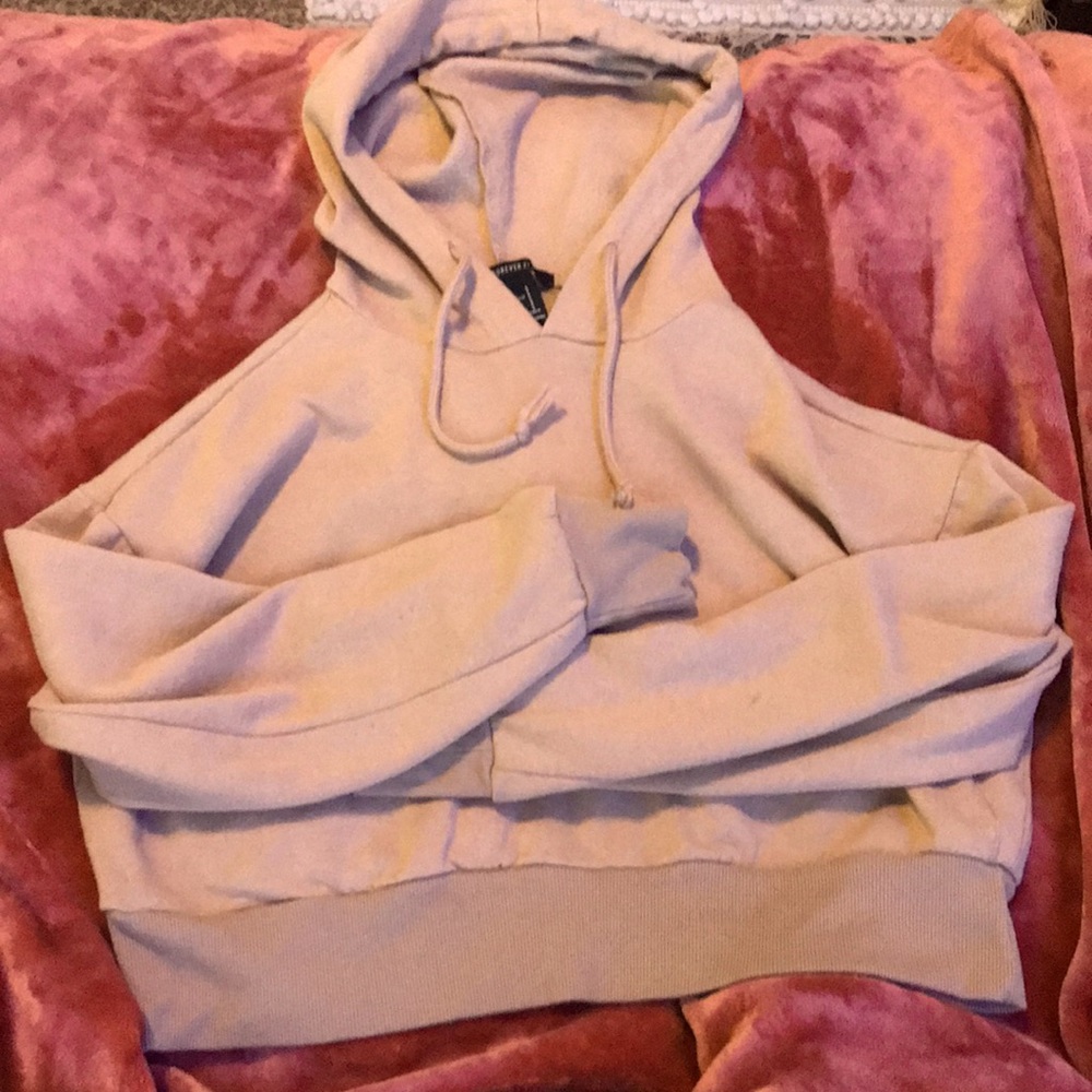 Very stylish cream colored cropped sweatshirt barely worn